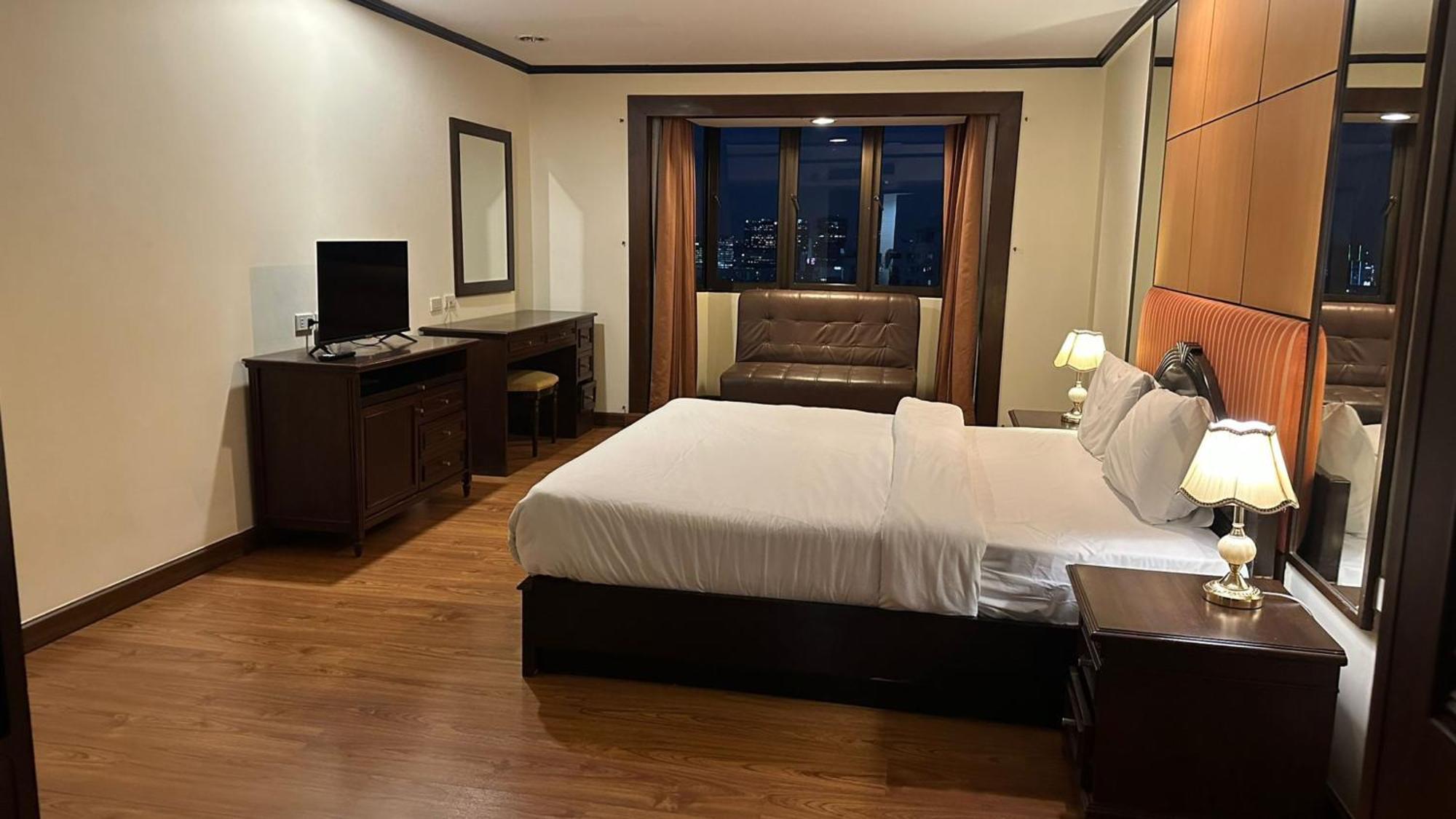 Affordable Serviced Apartments In Nana Omni Tower - Prime Sukhumvit Location Bangkok Esterno foto