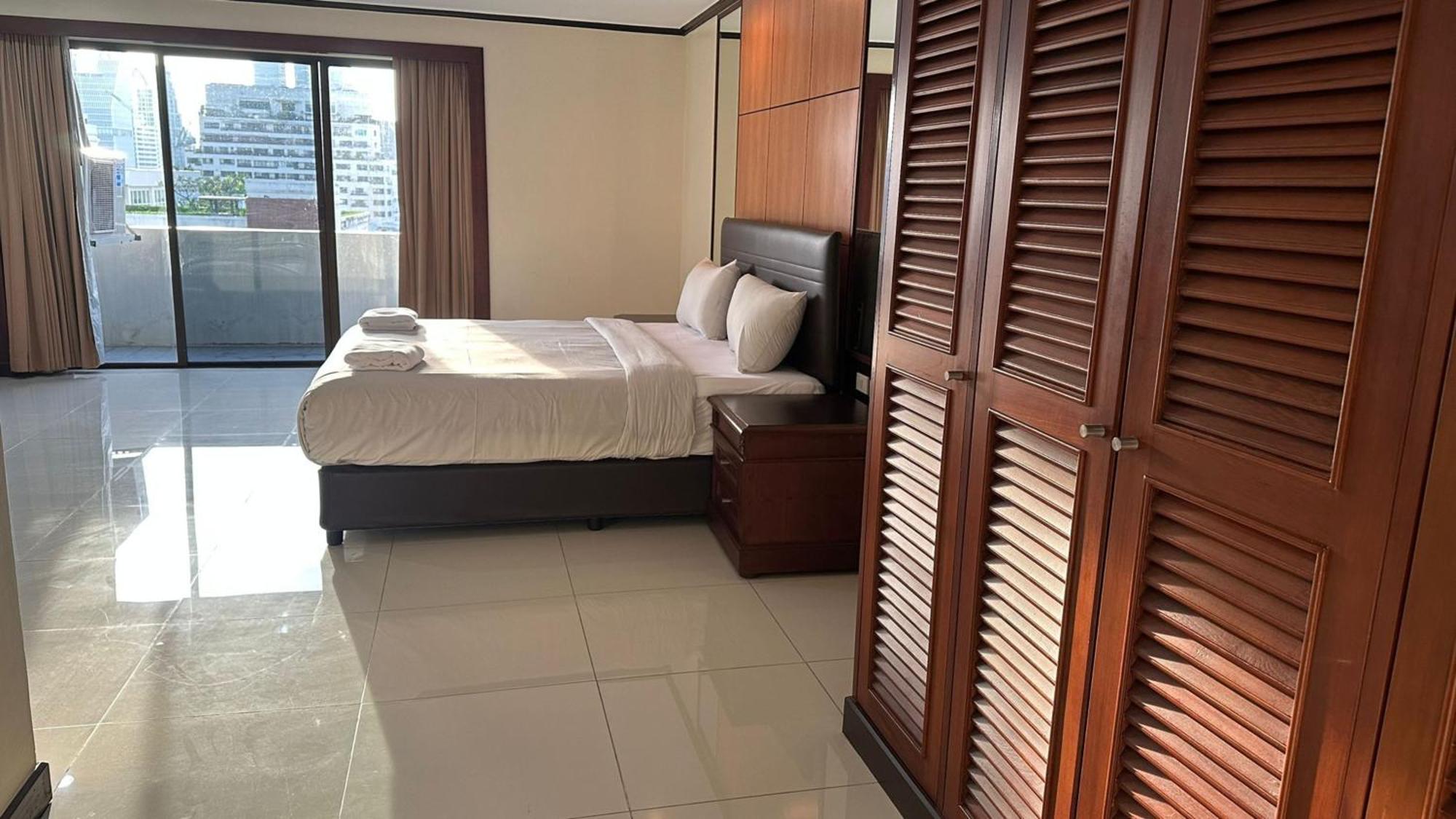 Affordable Serviced Apartments In Nana Omni Tower - Prime Sukhumvit Location Bangkok Esterno foto