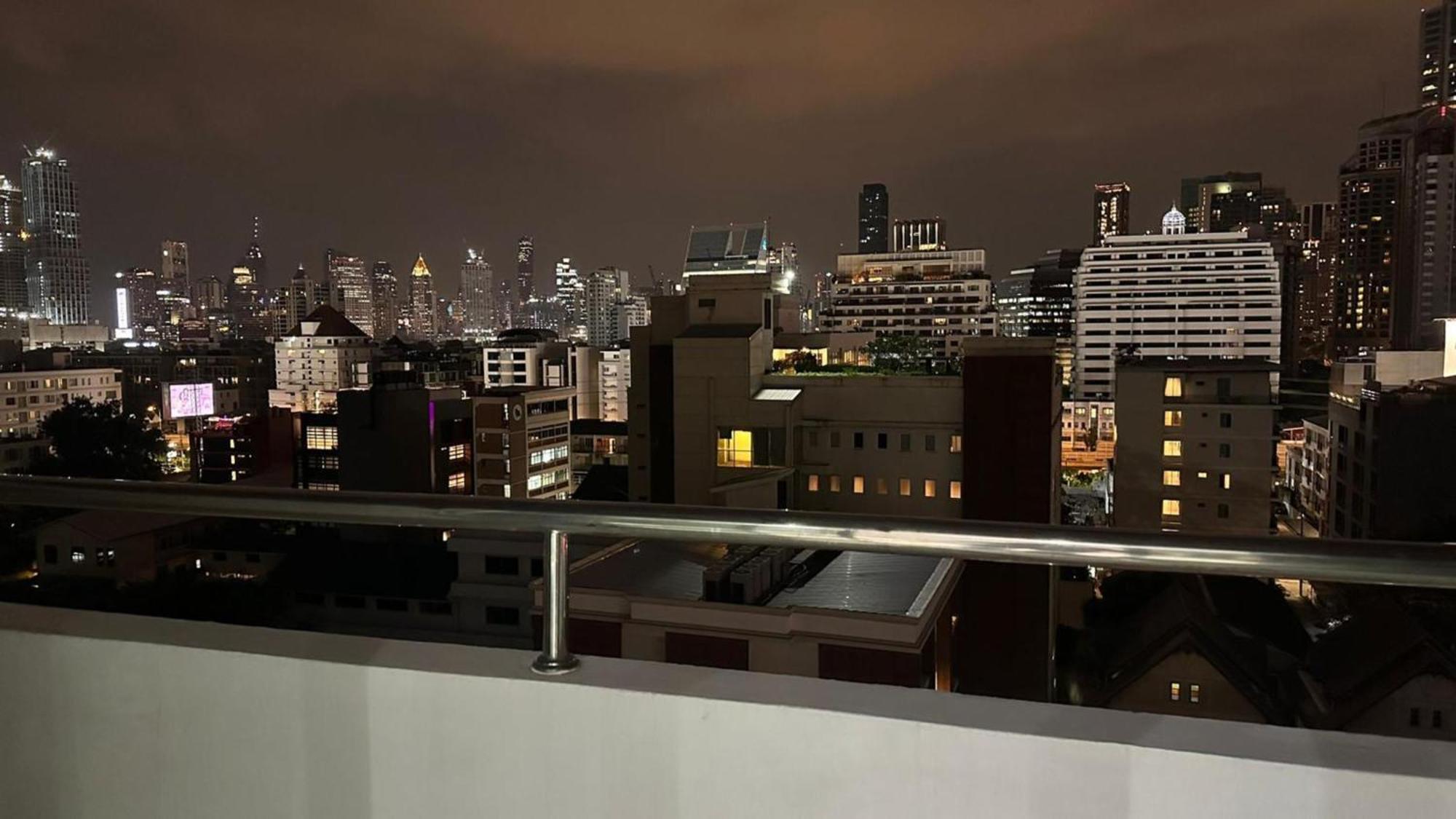 Affordable Serviced Apartments In Nana Omni Tower - Prime Sukhumvit Location Bangkok Esterno foto