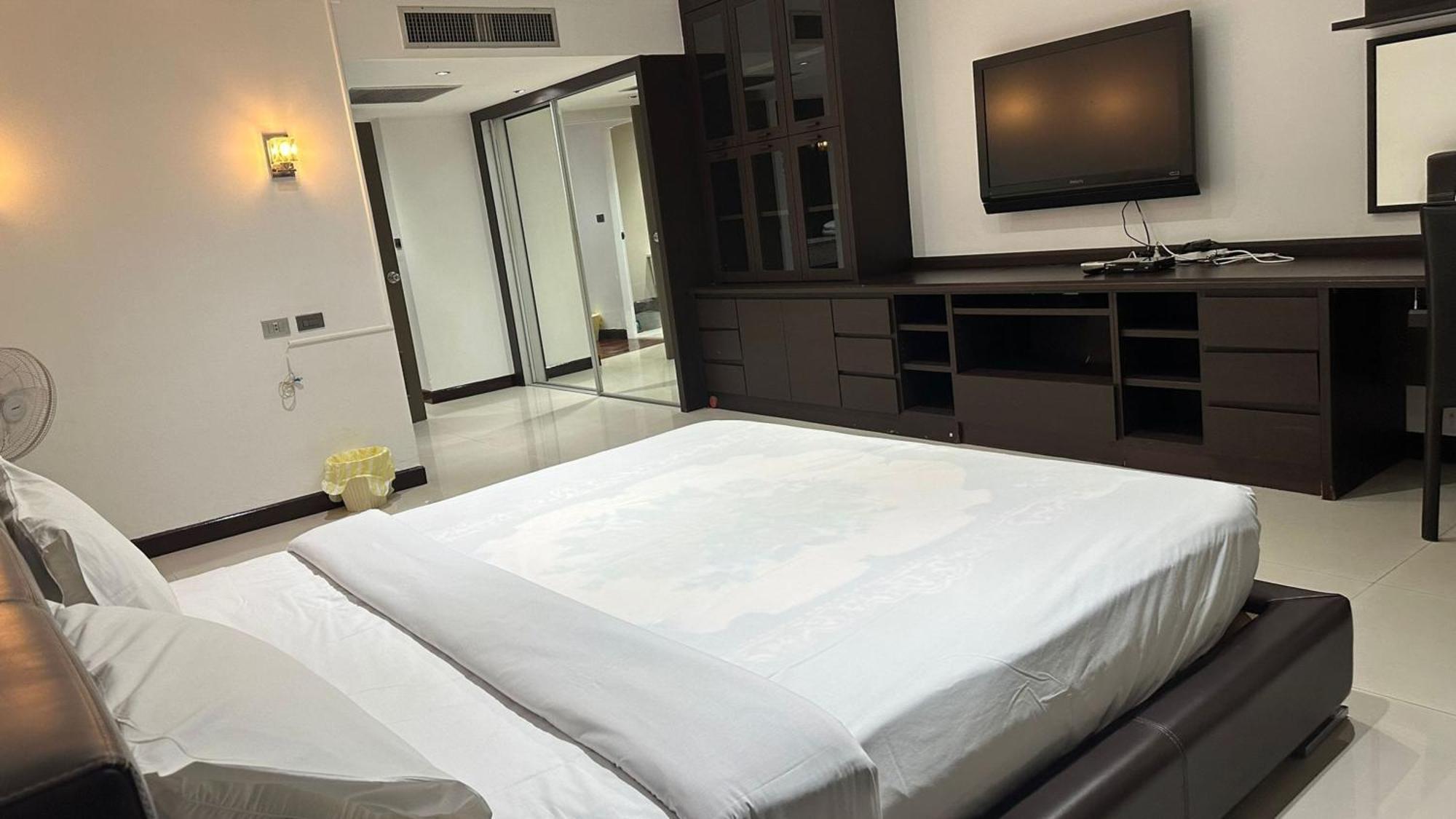 Affordable Serviced Apartments In Nana Omni Tower - Prime Sukhumvit Location Bangkok Esterno foto