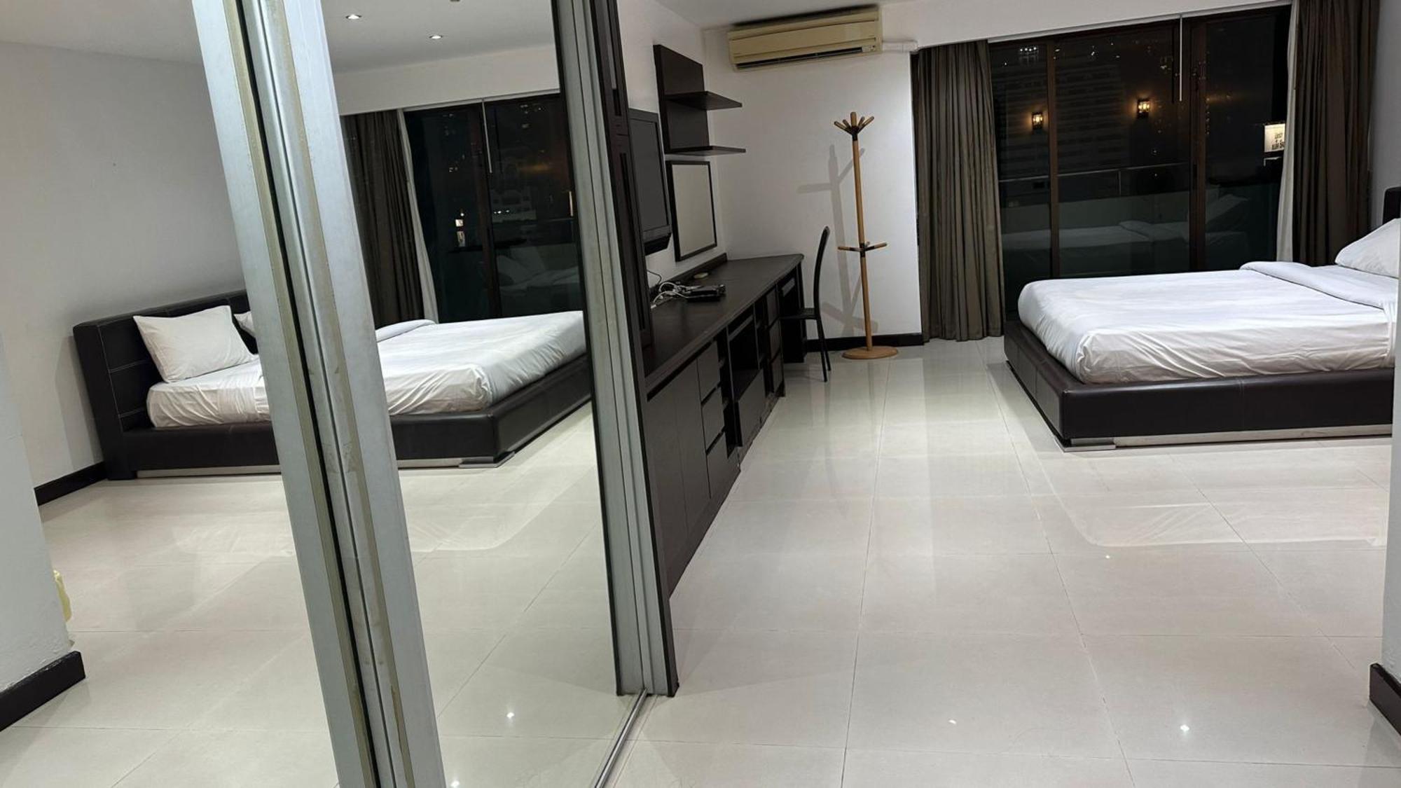 Affordable Serviced Apartments In Nana Omni Tower - Prime Sukhumvit Location Bangkok Esterno foto
