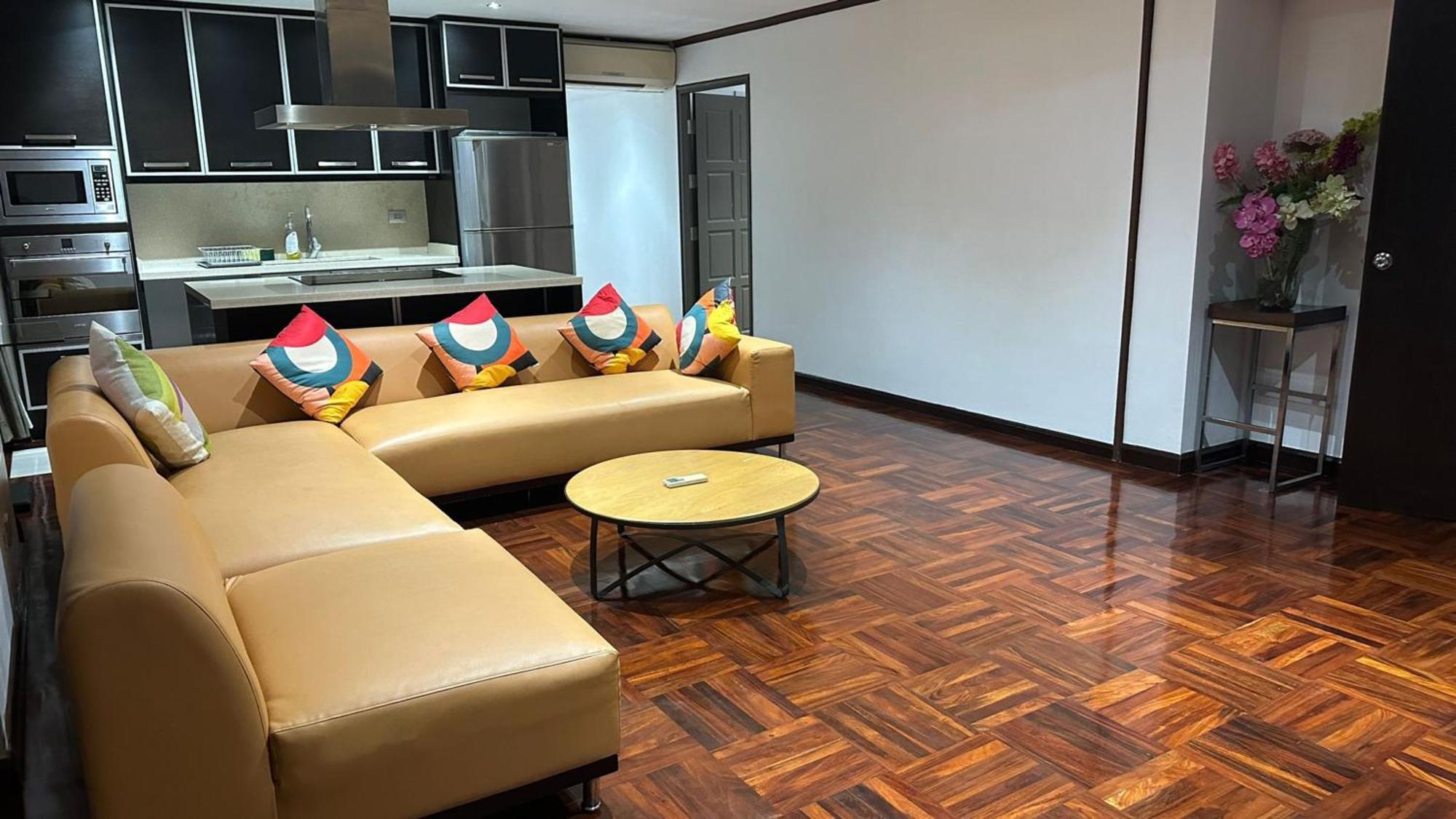 Affordable Serviced Apartments In Nana Omni Tower - Prime Sukhumvit Location Bangkok Esterno foto