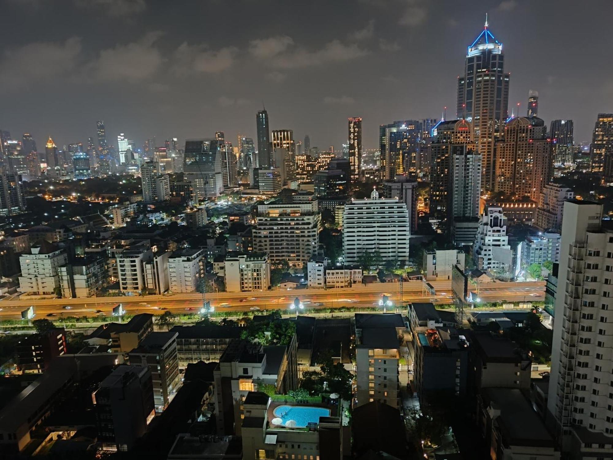 Affordable Serviced Apartments In Nana Omni Tower - Prime Sukhumvit Location Bangkok Esterno foto