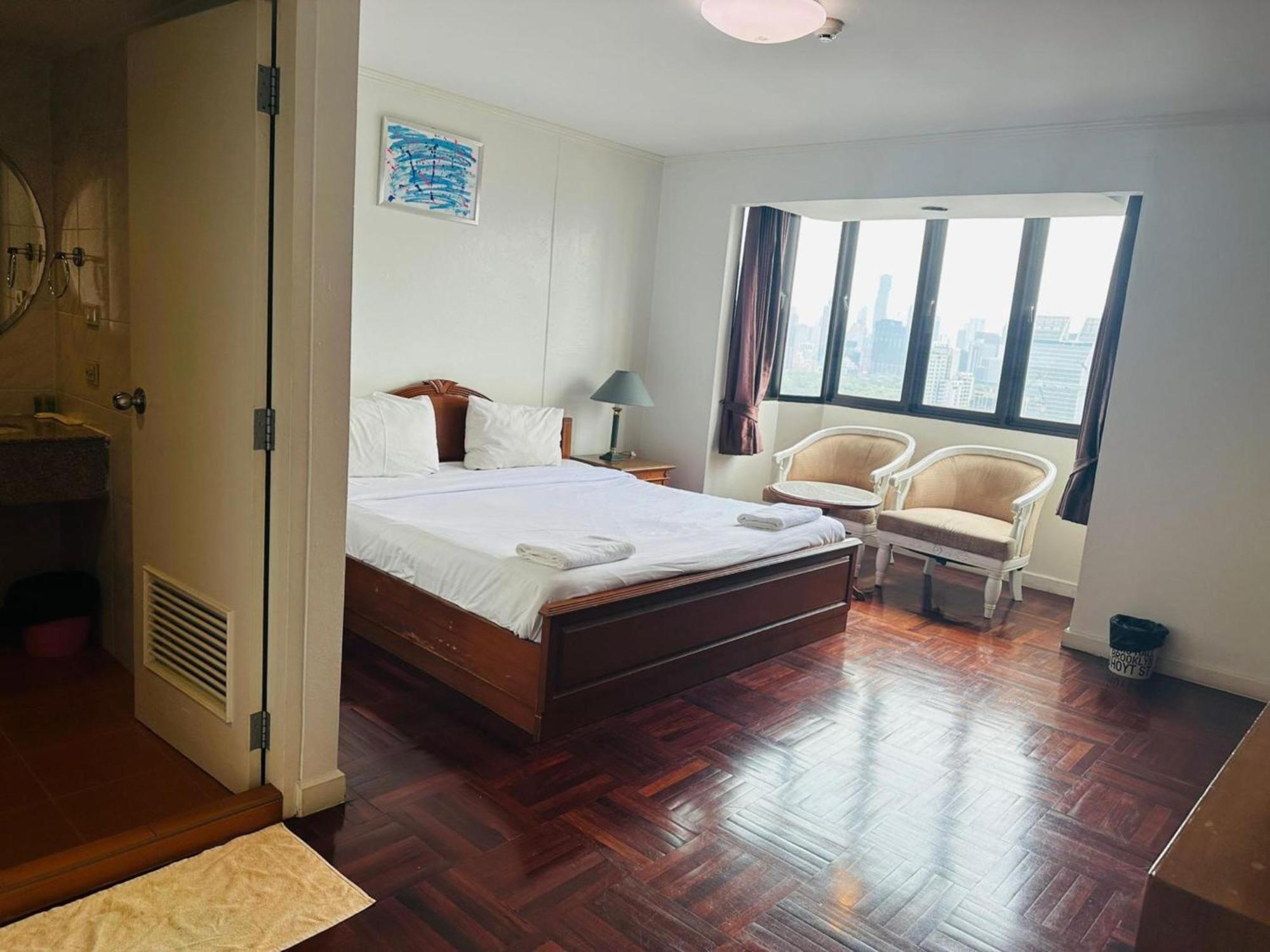 Affordable Serviced Apartments In Nana Omni Tower - Prime Sukhumvit Location Bangkok Esterno foto