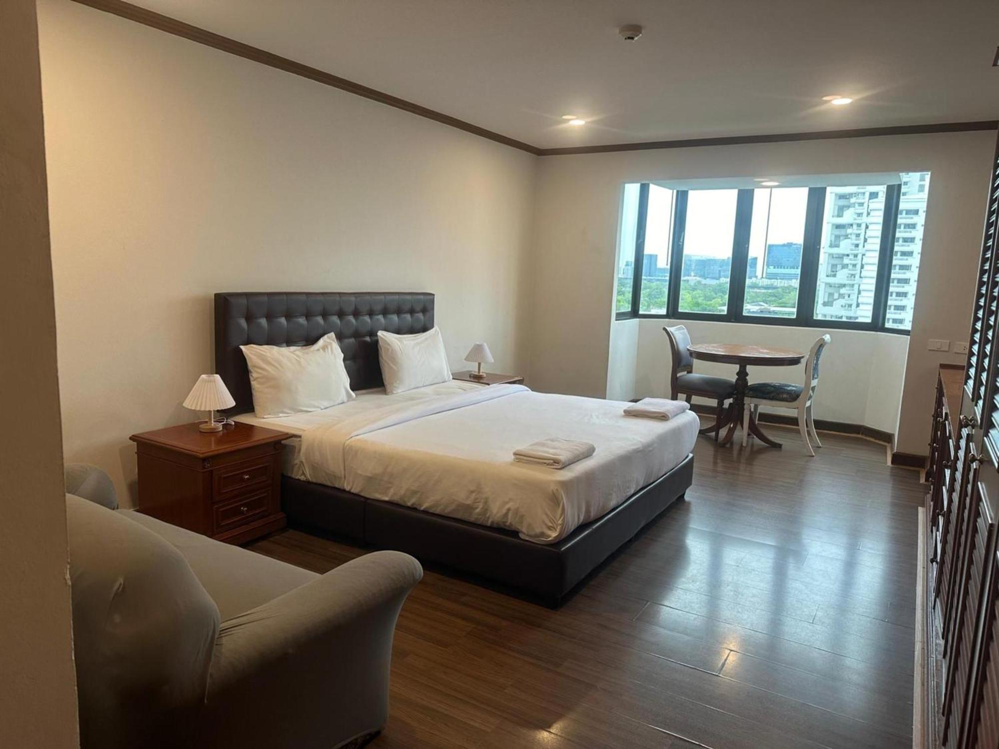 Affordable Serviced Apartments In Nana Omni Tower - Prime Sukhumvit Location Bangkok Esterno foto