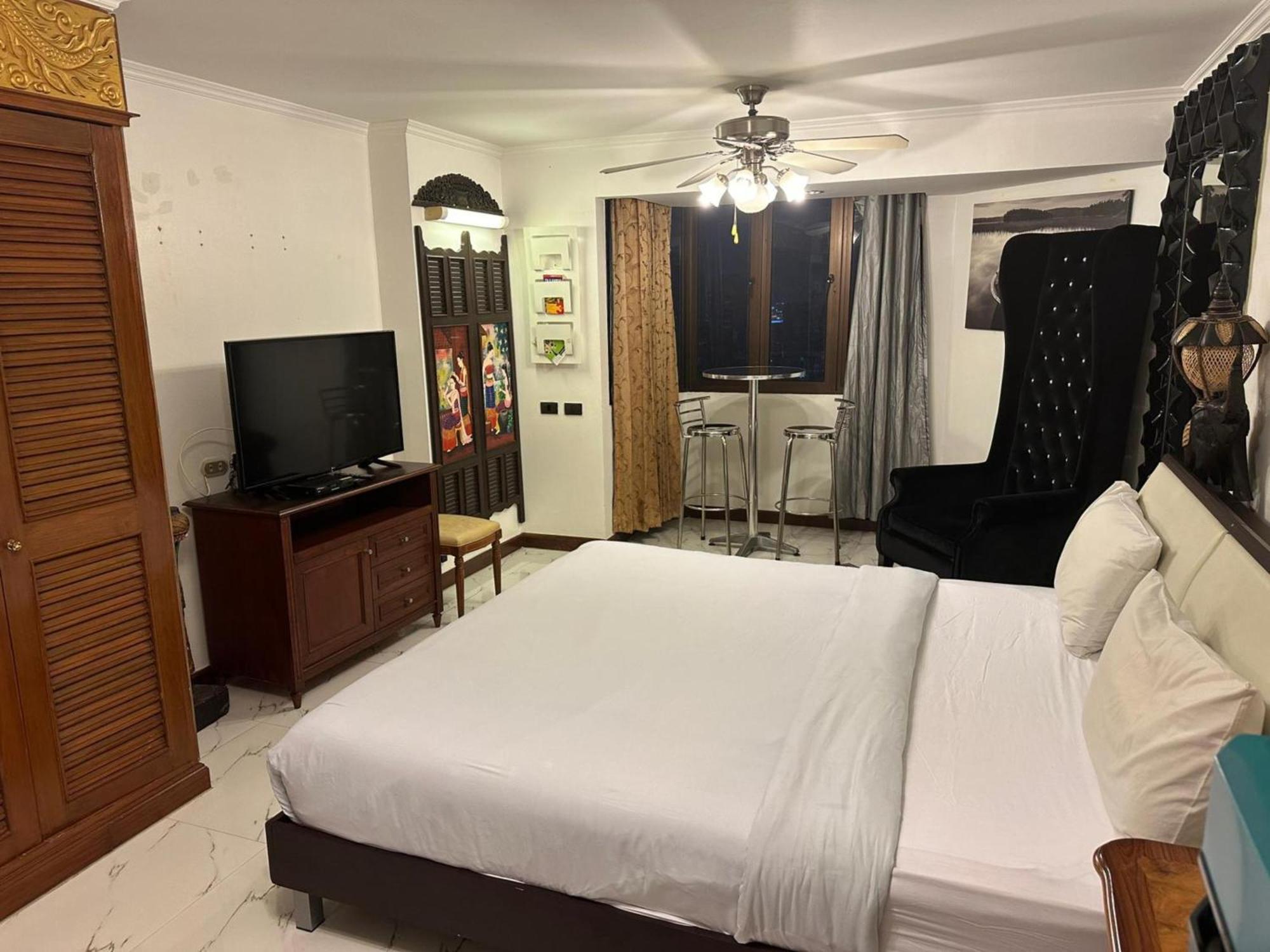 Affordable Serviced Apartments In Nana Omni Tower - Prime Sukhumvit Location Bangkok Esterno foto