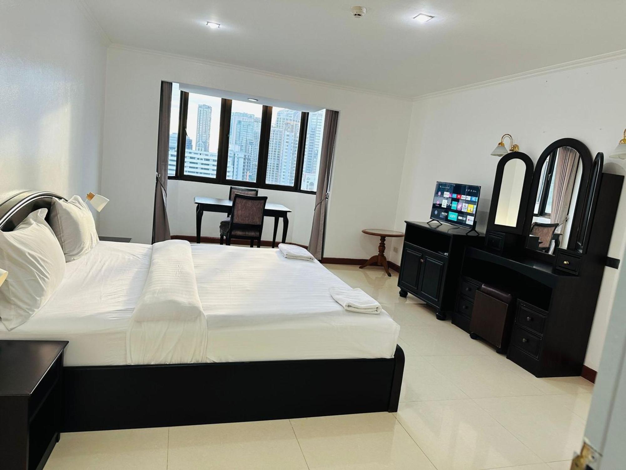Affordable Serviced Apartments In Nana Omni Tower - Prime Sukhumvit Location Bangkok Esterno foto