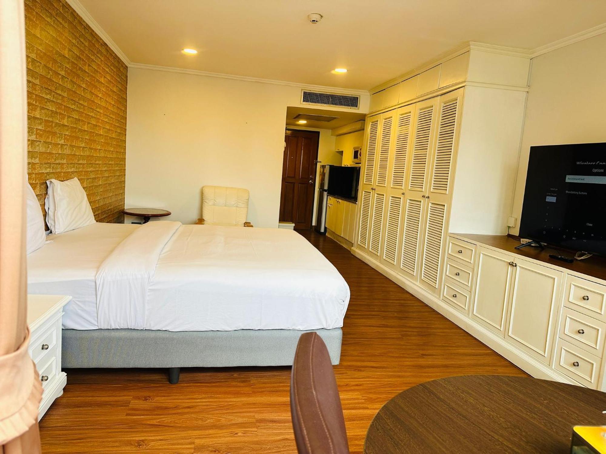 Affordable Serviced Apartments In Nana Omni Tower - Prime Sukhumvit Location Bangkok Esterno foto