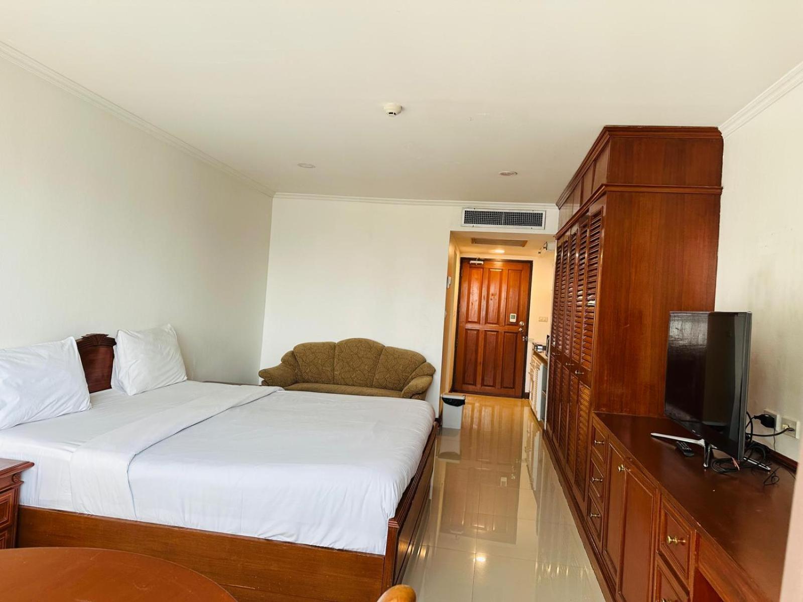 Affordable Serviced Apartments In Nana Omni Tower - Prime Sukhumvit Location Bangkok Esterno foto