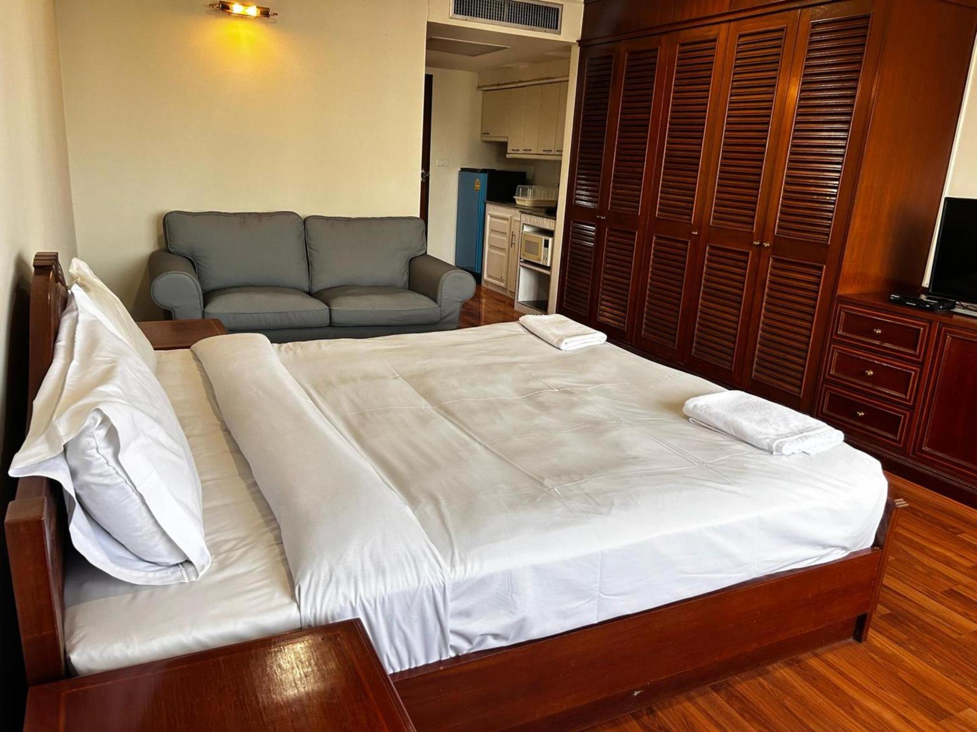 Affordable Serviced Apartments In Nana Omni Tower - Prime Sukhumvit Location Bangkok Esterno foto