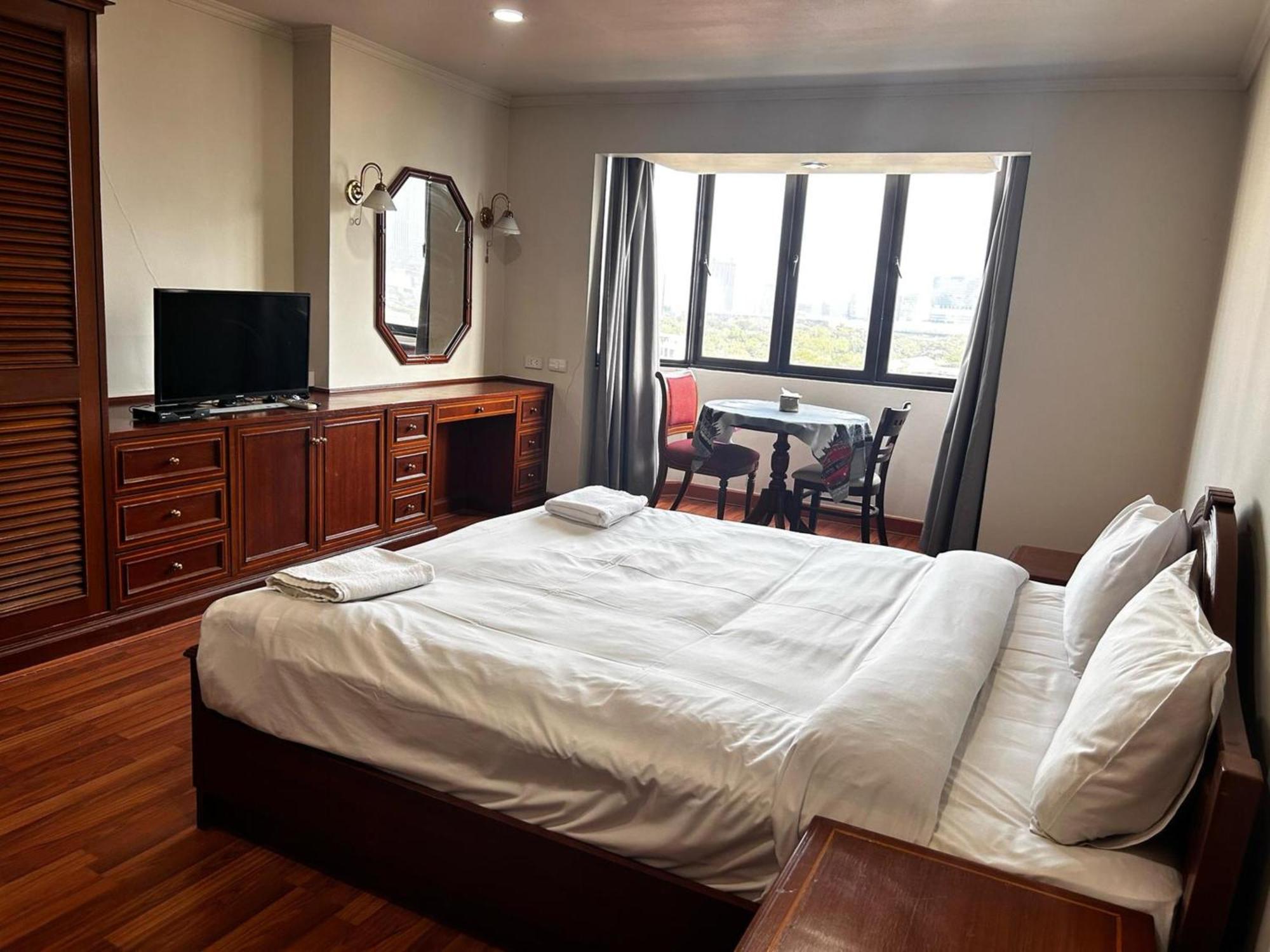 Affordable Serviced Apartments In Nana Omni Tower - Prime Sukhumvit Location Bangkok Esterno foto